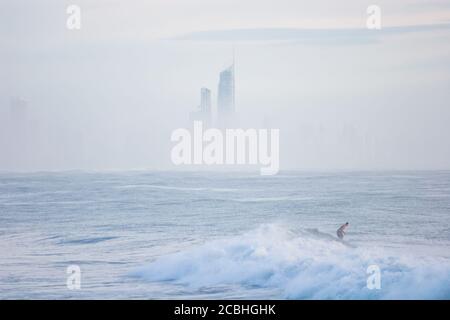 Surfen am Morgen in Burleigh Heads Stockfoto