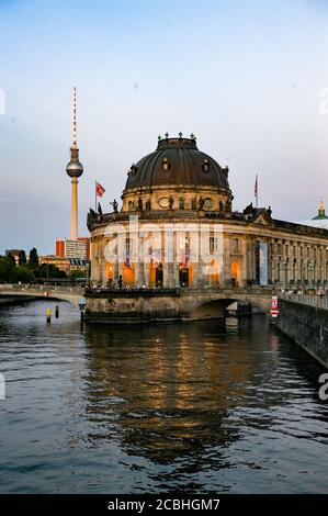 Berlin, Deutschland. August 2020. Das Bode-Museum an der Spree und der Fernsehturm in Mitte. Das Museum gehört zur Museumsinsel und zum UNESCO Weltkulturerbe. Es beherbergt die Skulpturensammlung und das Museum für Byzantinische Kunst sowie die Numismatische Sammlung. Quelle: Jens Kalaene/dpa-Zentralbild/ZB/dpa/Alamy Live News Stockfoto