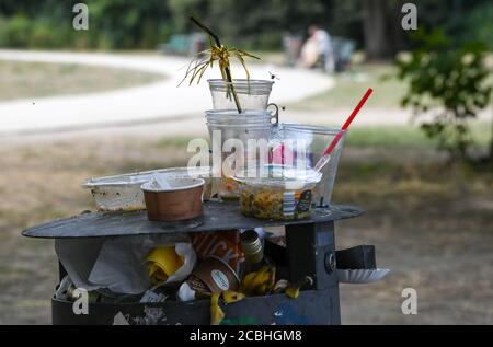 Berlin, Deutschland. August 2020. Ein überlaufender Mülleimer mit Partymüll im Treptower Park. Quelle: Jens Kalaene/dpa-Zentralbild/ZB/dpa/Alamy Live News Stockfoto