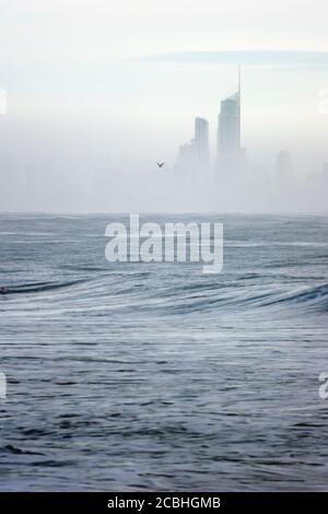 Ocean Water und Surfers Paradise, Queensland, Wolkenkratzer bei neblig kaltem Wetter Stockfoto