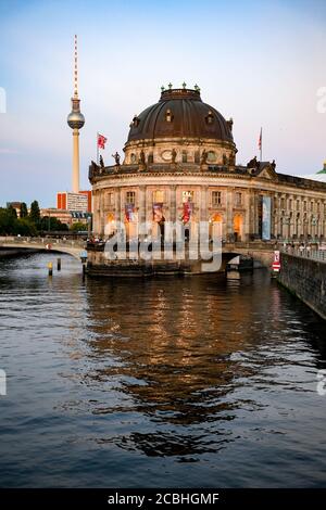 Berlin, Deutschland. August 2020. Das Bode-Museum an der Spree und der Fernsehturm in Mitte. Das Museum gehört zur Museumsinsel und zum UNESCO Weltkulturerbe. Es beherbergt die Skulpturensammlung und das Museum für Byzantinische Kunst sowie die Numismatische Sammlung. Quelle: Jens Kalaene/dpa-Zentralbild/ZB/dpa/Alamy Live News Stockfoto