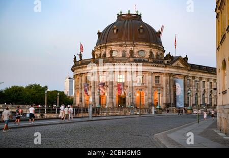 Berlin, Deutschland. August 2020. Das Bode-Museum und die Monbijou-Brücke am Abend in Mitte das Museum gehört zur Museumsinsel und zum UNESCO-Weltkulturerbe. Es beherbergt die Skulpturensammlung und das Museum für byzantinische Kunst und das Münzkabinett. Quelle: Jens Kalaene/dpa-Zentralbild/ZB/dpa/Alamy Live News Stockfoto
