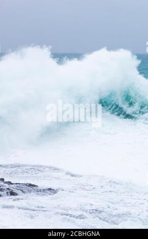 Schaumig stong Wellen krachen in den Ozean Stockfoto