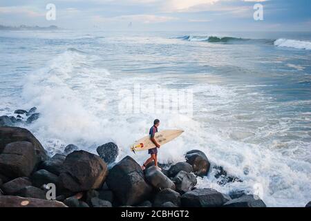 Surfen am Morgen in Burleigh Heads Stockfoto