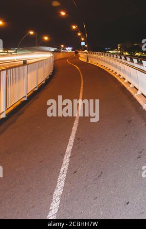 Ein Radweg auf der Autobahnseite Stockfoto