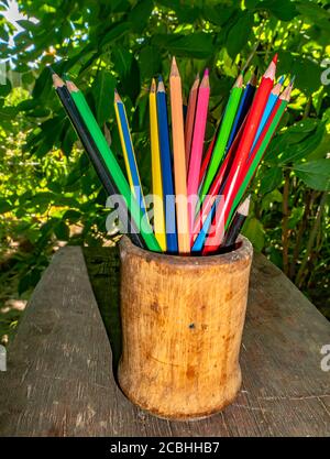 Buntstifte zum Zeichnen in einem Holzglas. Stockfoto