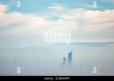 Surfers Paradise, Queensland, Wolkenkratzer bei neblig kaltem Wetter Stockfoto