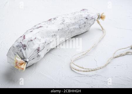 Salami-Salchichon auf weißem Hintergrund Stockfoto
