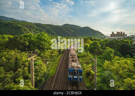 Zug vorbei am Feld auf der östlichen Linie in yilan, taiwan Stockfoto