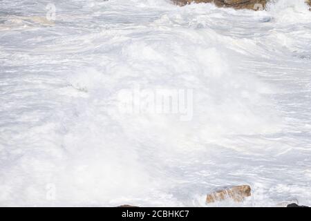 Schaumig stong Wellen krachen in den Ozean Stockfoto