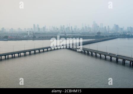 Mumbai, Indien - 22. November 2019: Smog Verschmutzung in Mumbai, Indien vom Kreuzfahrthafen aus gesehen. Das Problem der Luftverschmutzung in Mumbai. Ein Blick auf die Cit Stockfoto