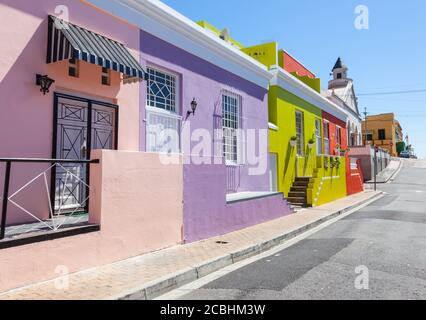 Bunte Häuser in einer Straße in Bo Kaap, früher bekannt als das malaiische Viertel, in Kapstadt, Südafrika. Stockfoto