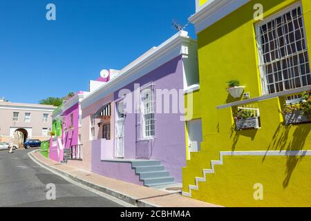 Bunte Häuser in einer Straße in Bo Kaap, früher bekannt als das malaiische Viertel, in Kapstadt, Südafrika. Stockfoto