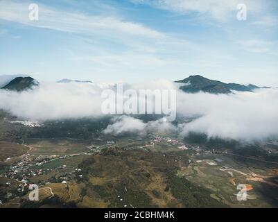 Das Foto von Landschaft und Panorama der Natur und Blick auf die Berge von Katzenkatze Dorf bei sapa in vietnam. Dieser Ort ist sehr schön und das Wetter ist Stockfoto