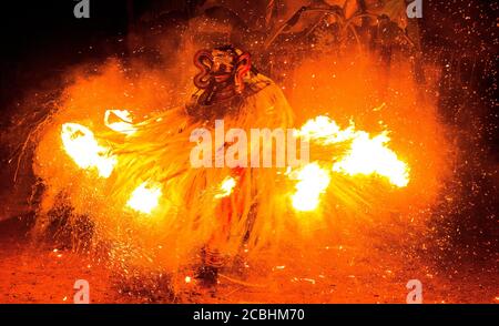 Agni Bhairavan Thira - Ritualkunstform von Kerala, Thrirra oder Theyyam thira ist ein ritueller Tanz, der in 'Kaavu' (Hain)& Tempeln des Kerala, Indien, durchgeführt wird Stockfoto