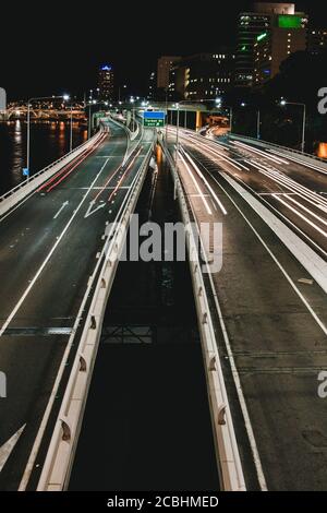 Nachtaufnahme der Autobahn in Brisbane, Queensland Stockfoto