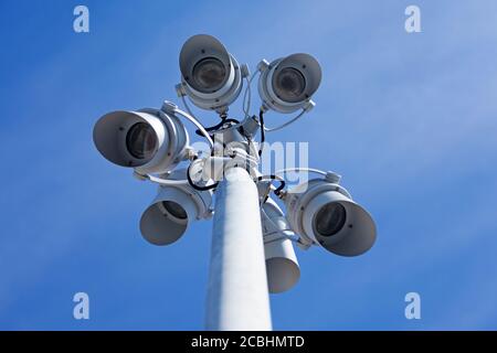 Straßenlampe mit vielen verschiedenen Lichtquellen Stockfoto