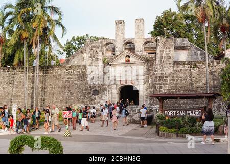 Cebu / Philippinen - 10. Juli 2019: Touristen in Port San Pedro Eingangstor Stockfoto