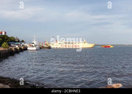 Cebu / Philippinen - 10. Juli 2019: Cokaliong Company Fähre im Hafen von Cebu verankert Stockfoto