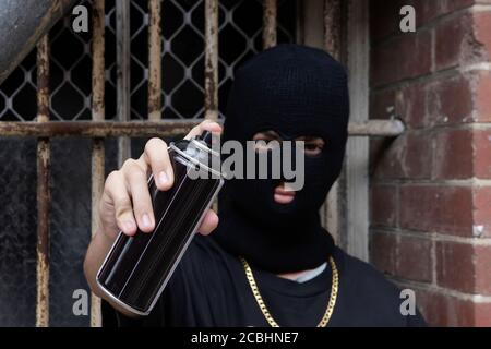 New York City, USA - 17. September 2013: Ein Mann in Balaclava hält Färbung Sprühflasche Stockfoto