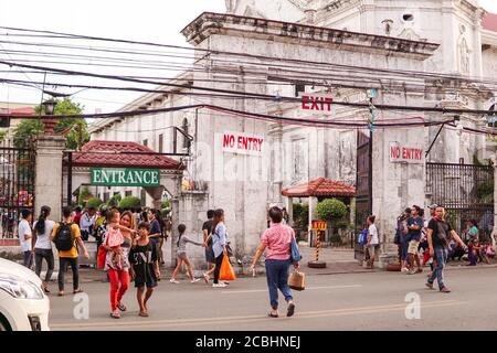 Cebu / Philippinen - 10. Juli 2019: Einheimische philippinische Gläubige und Besucher in der Santo Niño Basilika von Cebu Stockfoto