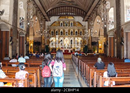 Cebu / Philippinen - 10. Juli 2019: Einheimische philippinische Gläubige und Besucher in der Santo Niño Basilika von Cebu Stockfoto