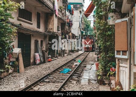 Ein Zug fährt durch eine alte Stadt in Hanoi. Stockfoto