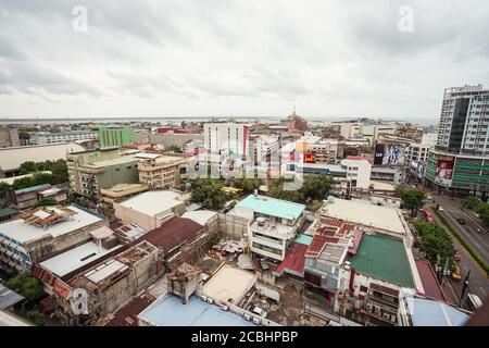 Cebu / Philippinen - 10. Juli 2019: Cebu Stadtlandschaft von oben bei bewölktem Tag Stockfoto