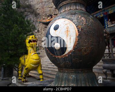 Taoist Zeichen in Mianshan Berg das Welterbe, viele der alten hängenden taoistischen Tempel und Höhlen. Alte Stadt Pingyao, Provinz Shanxi, China. 1 Stockfoto