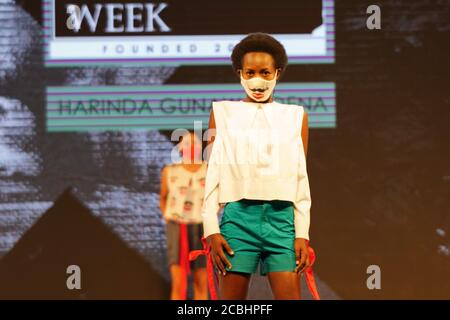 Colombo, Sri Lanka. August 2020. Models mit Gesichtsmasken präsentieren Modekreationen während der Colombo Fashion Week, die im Rahmen des COVID-19-Ausbruchs in Colombo, Sri Lanka, am 13. August 2020 stattfand. Die dreitägige Veranstaltung, die am Donnerstag eröffnet wird, präsentiert Modekreationen von 27 srilankischen Designern. Quelle: Tang Lu/Xinhua/Alamy Live News Stockfoto