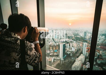 Asiatische männliche Touristen genießen den Blick über Ho Chi Minh Stadt von der Sternwarte in einem Wolkenkratzer der Stadt Stockfoto