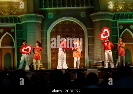 Filmischer Tanz einer Gruppe im Global Village Dubai Stockfoto