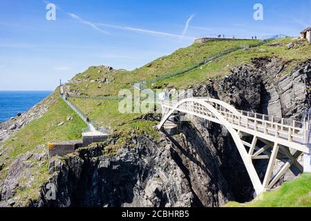 Blick auf die Brücke zwischen den beiden Klippen der Mizen Islands Head Signal Station Stockfoto