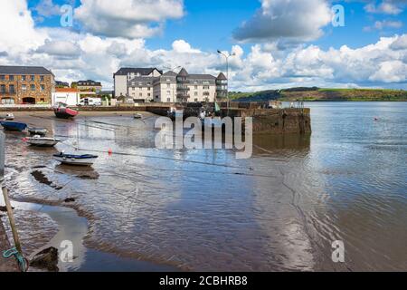 Yougal Hafen bei Ebbe, wo die Schiffe und Fischerboote gestrandet sind. Stockfoto
