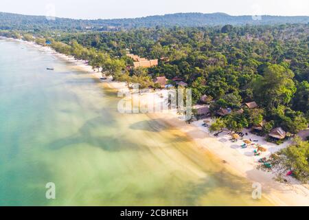 Langer einsamer Strand mit weißem Sand und klarem Wasser. Luftaufnahme von oben. Küste der Insel Koh Rong Samloem, Kambodscha Stockfoto