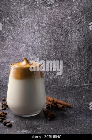Selektiver Fokus, koreanisches Getränk, Dalgona-Kaffee. Mit kalter Milch, süßem starken Schaum mit Zucker Stockfoto