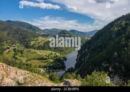 Landschaftsansicht des Flusses Beli Rzav und Spajici See aus der Höhe in Tara Nationalpark in Serbien Stockfoto