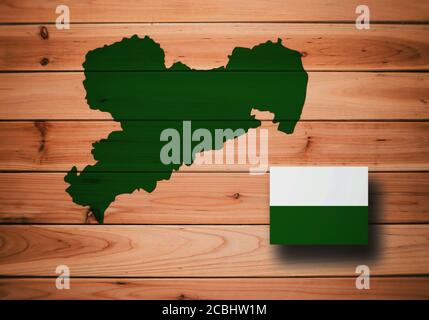 Karte und Flagge Sachsen, Bundesland, auf Holzhintergrund, 3D-Darstellung Stockfoto