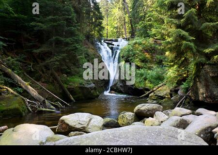 Szklarka Wasserfall im Karkonosze Gebirge in Polen Stockfoto