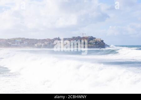 Schaumig stong Wellen krachen in den Ozean Stockfoto