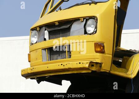 Gelber VW Bus Postbus auf Schrottplatz, Deutschland Stockfoto