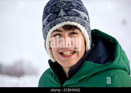 Portrait von glücklichen Jungen im Schnee