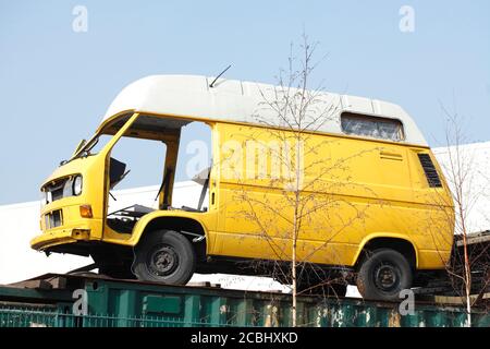 Gelber VW Bus Postbus auf Schrottplatz, Deutschland Stockfoto