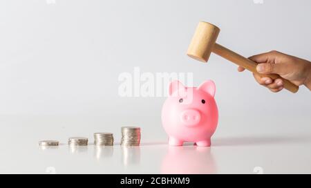 Hand des Kindes hält Münze in Sparschwein mit Geldstapel wachsendes Wachstum Geld sparen, Konzept Invesment für finanzielle Freiheit Plan, Geschäft. Stockfoto