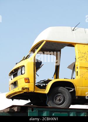 Gelber VW Bus Postbus auf Schrottplatz, Deutschland Stockfoto