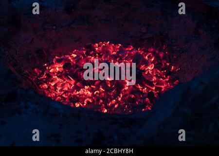 Glühend heiße Kohlen im Lagerfeuer - in der leuchtend Nacht Stockfoto