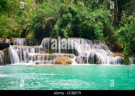 Die Kuang Si Wasserfälle oder auch bekannt als Tat Kuang Si Wasserfälle. Diese Wasserfälle sind beliebt Abstecher für Touristen in Luang Prabang mit einem türkisblauen Stockfoto