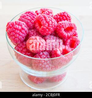 Schöne Auswahl an frisch gepflückten reifen roten Himbeeren und Marienvögeln Stockfoto