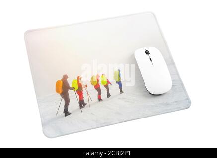 Kabellose Computermaus auf Mauspad mit Beispieldruck Stockfoto