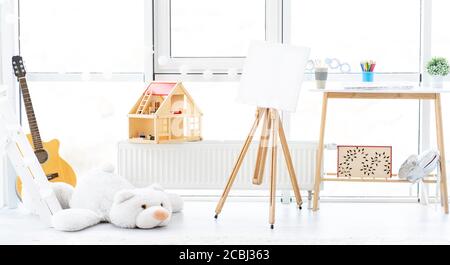 Schöne Innenausstattung von gemütlichen Kinderzimmer mit Spielzeug Stockfoto
